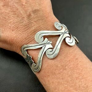 🟦SALE🟦 Vintage sterling silver Mexican hinged link bracelet